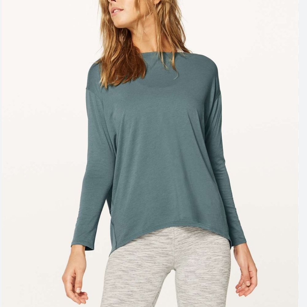 Lululemon 8 back in action Top Running Gym Long Sleeve Blue 
Size 8